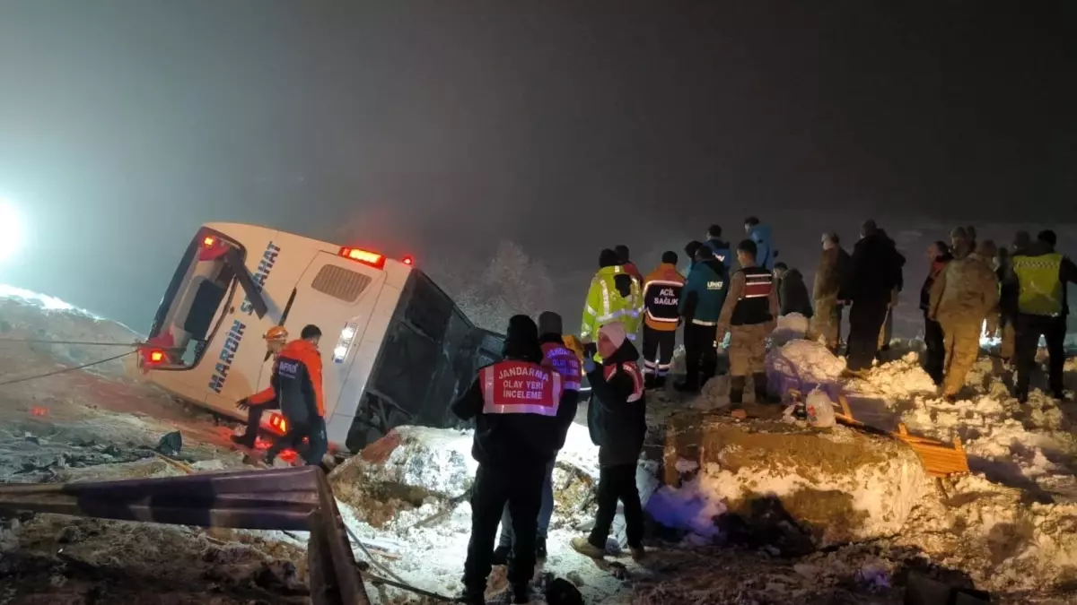 Bingöl\'de Otobüs Kazası: 1 Ölü, 38 Yaralı