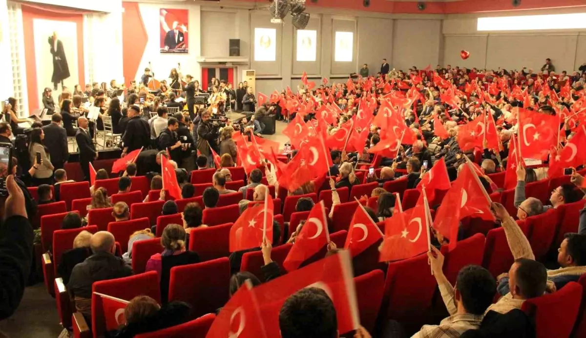 CHP Genel Başkanı Özgür Özel, Manisa\'da Gençlik Senfoni Orkestrası Konserine Katıldı