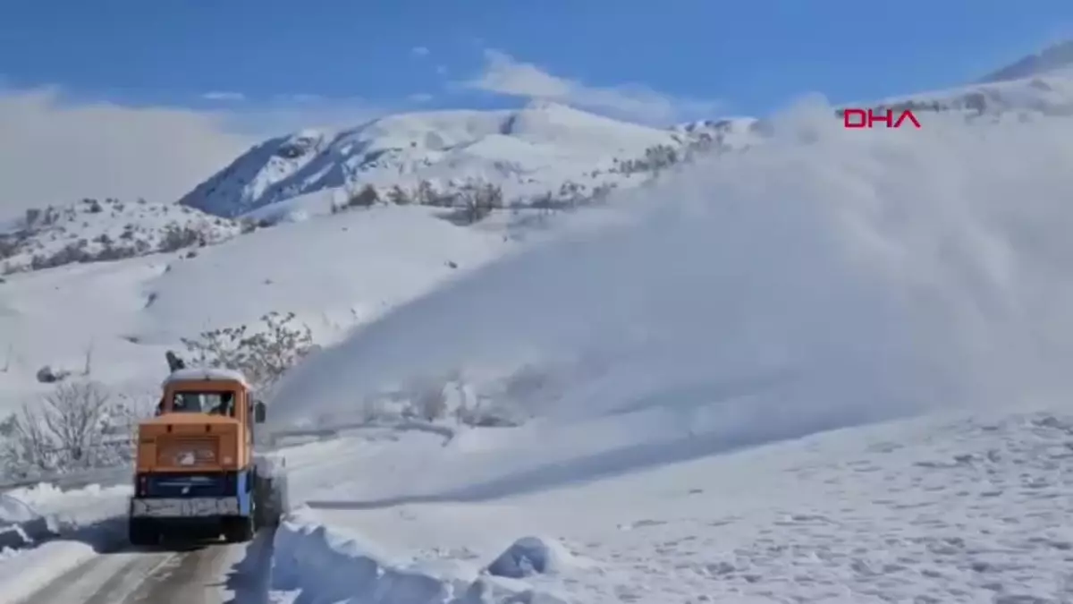 Elazığ\'da Kar Yağışı Sonrası Köy Yolları Açılıyor