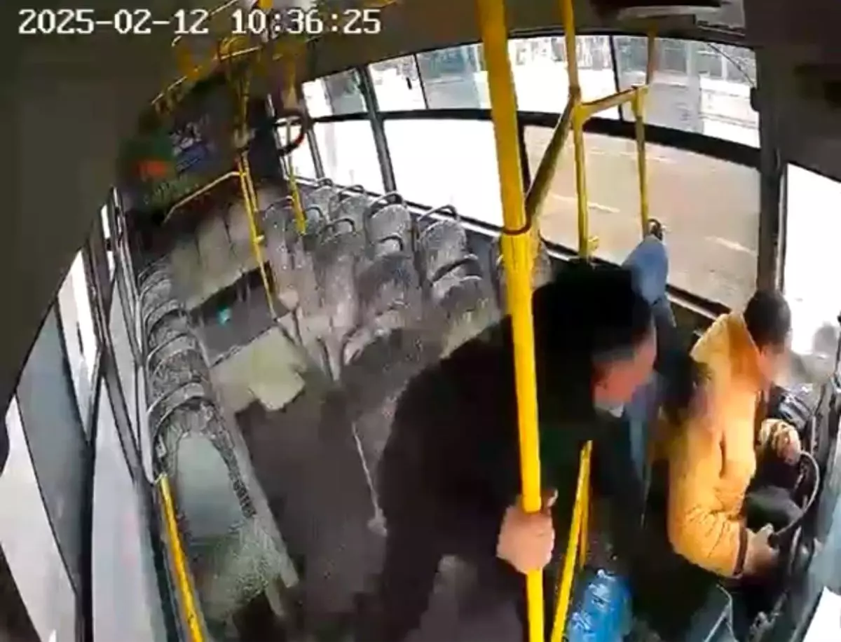 Kocaeli\'de Halk Otobüsü Kazası: Şoför Fenalaştı