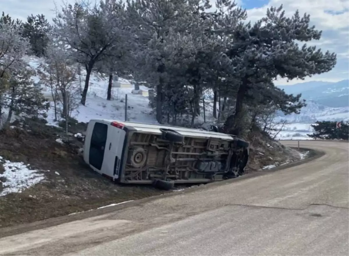 Mudurnu\'da Hindistanlı İşçileri Taşıyan Minibüs Devrildi: 22 Yaralı