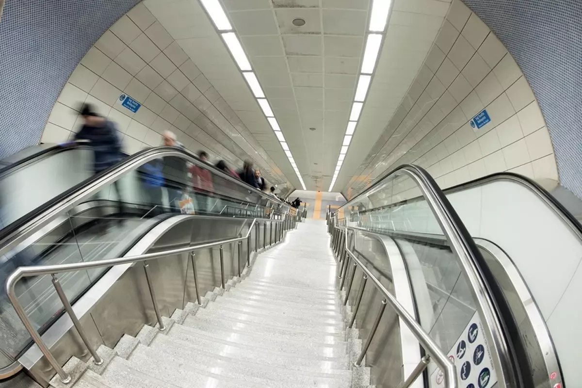 İstanbul\'da metrolardaki onlarca yürüyen merdiven aynı anda durdu