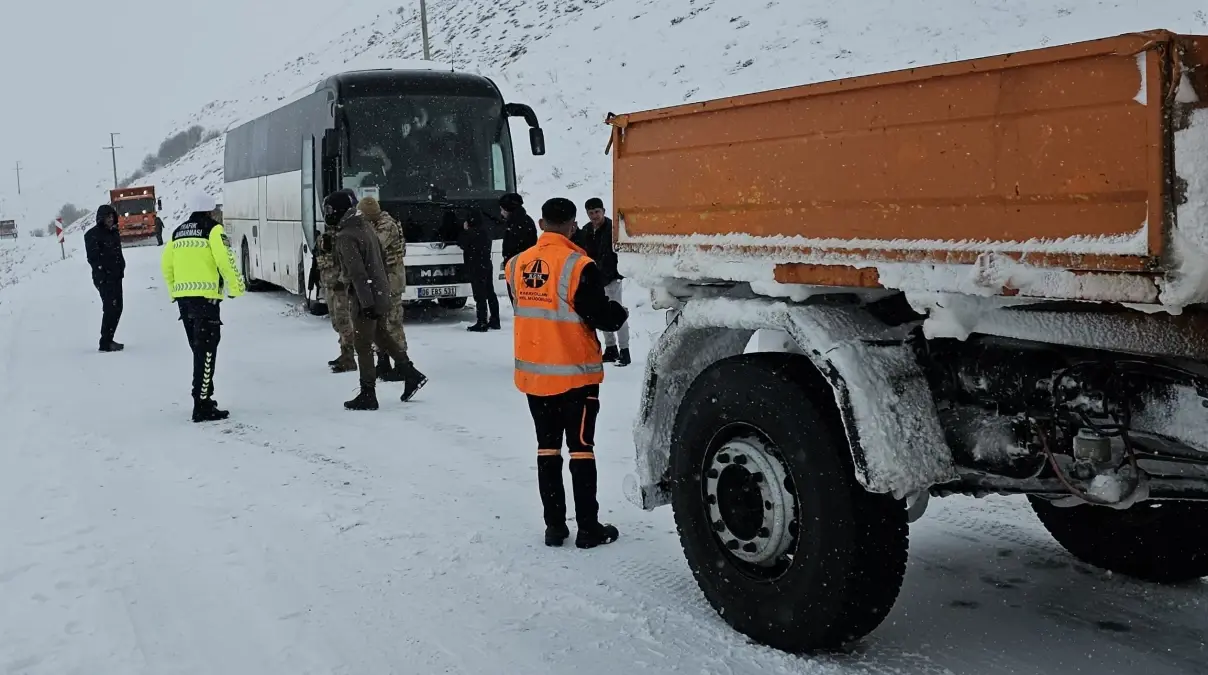 Erzurum\'da Otobüs Kara Saplandı, Öğrenciler Kurtarıldı