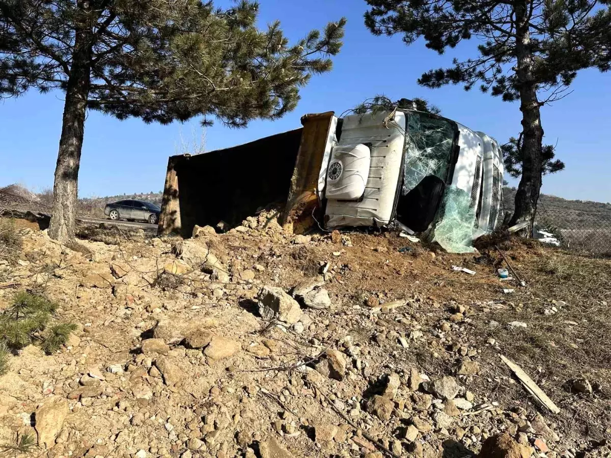 Kastamonu\'da Kamyon Devrildi, Sürücü Yaralandı