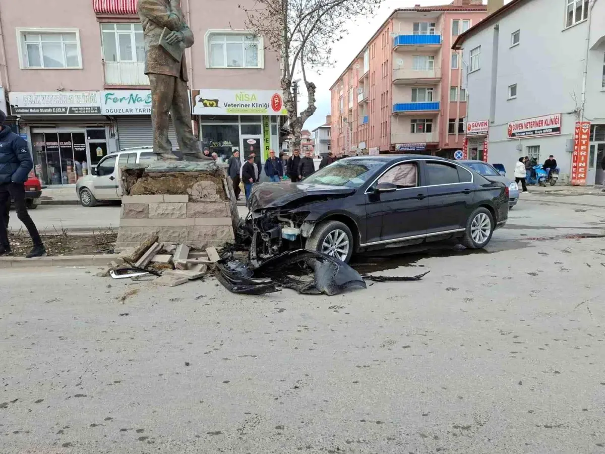 Akşehir\'de kaza: Heykele çarpan araçta sürücü yaralandı