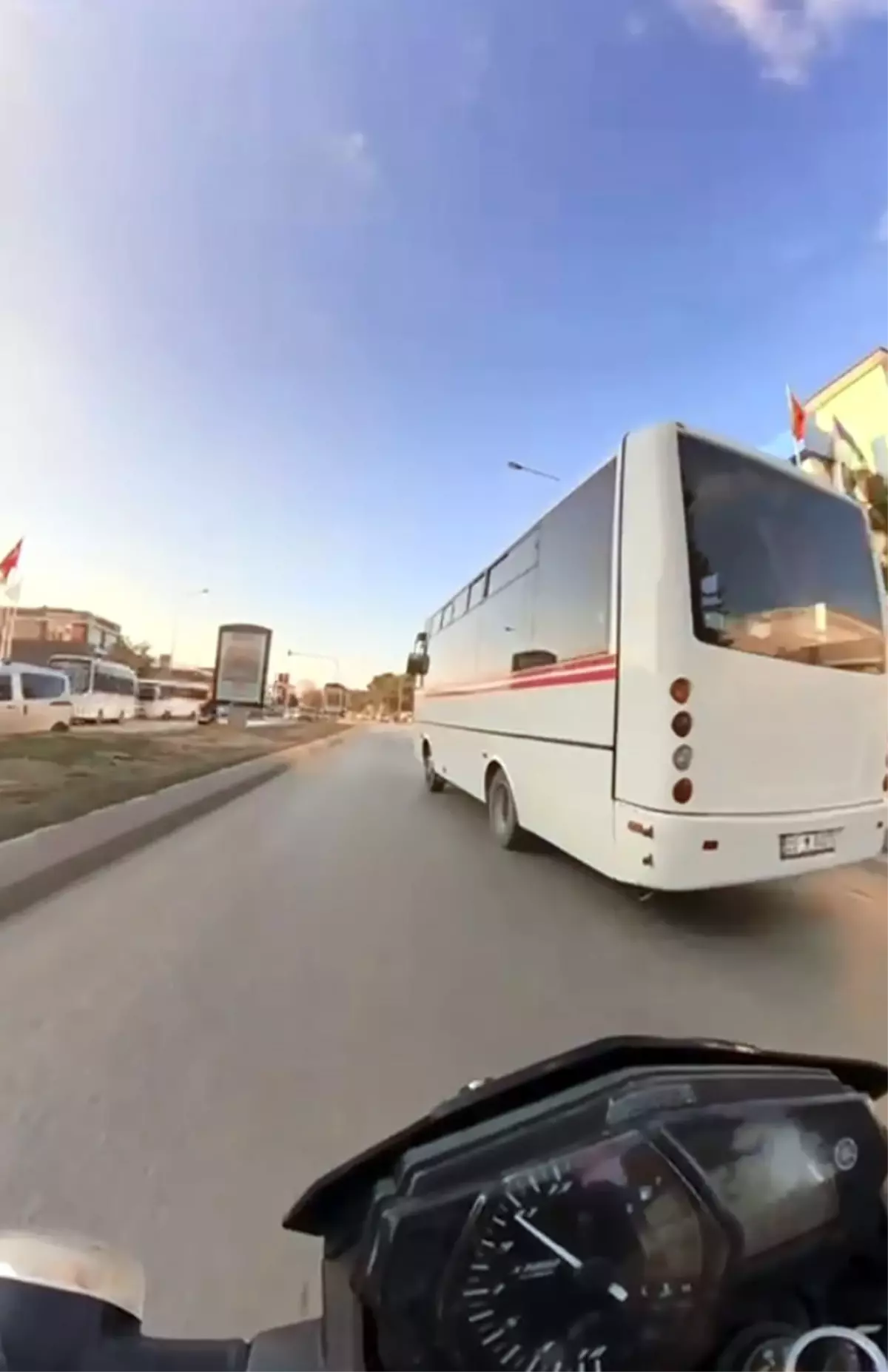 Edirne\'de Minibüs Motosiklete Çarptı: Sürücü Yaralandı