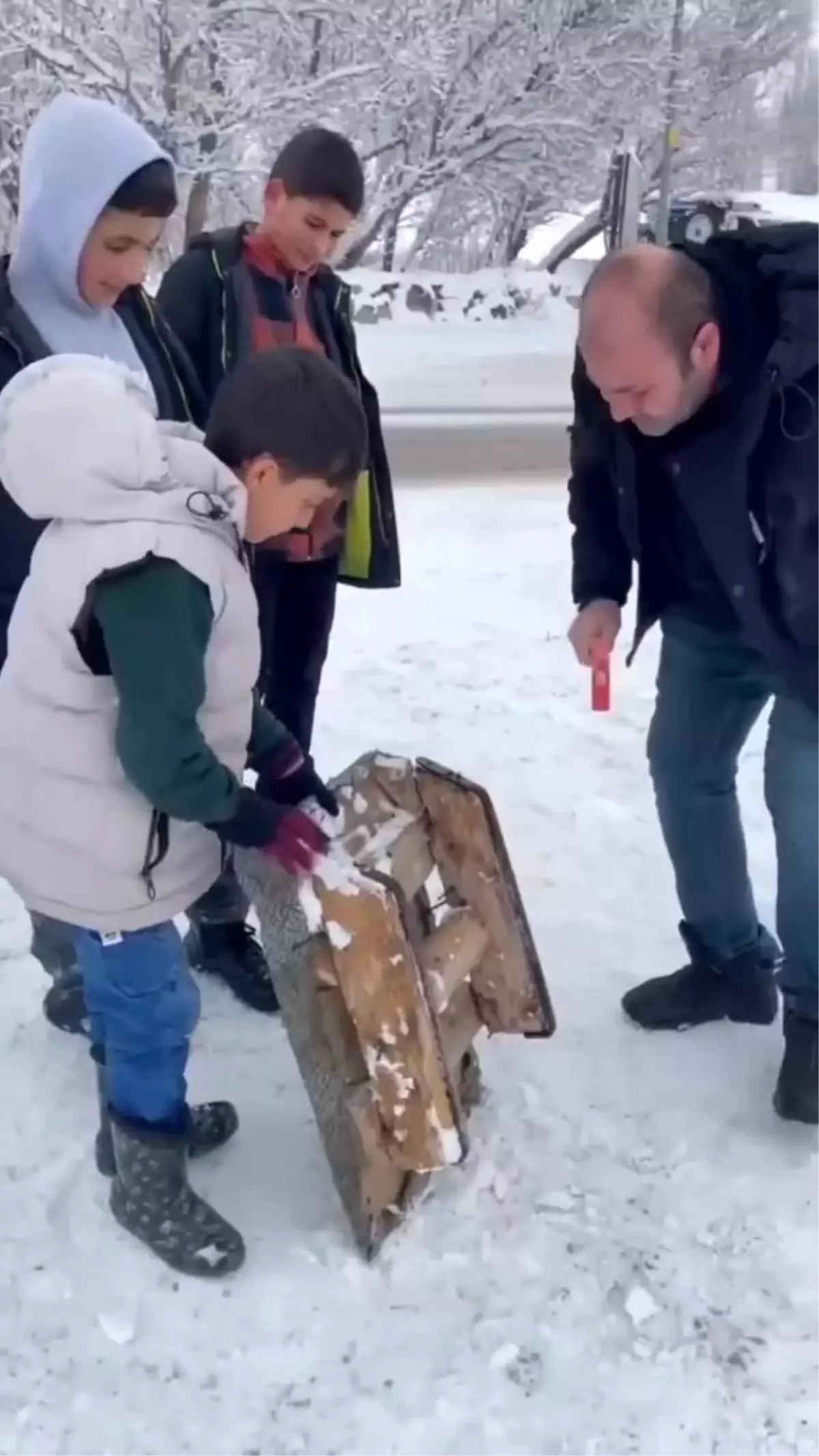 Polislerden Kızağı Bozuk Çocuğa Yardım