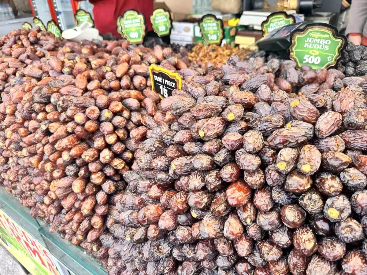 Eminönü\'nde Hurma Satışları Başladı