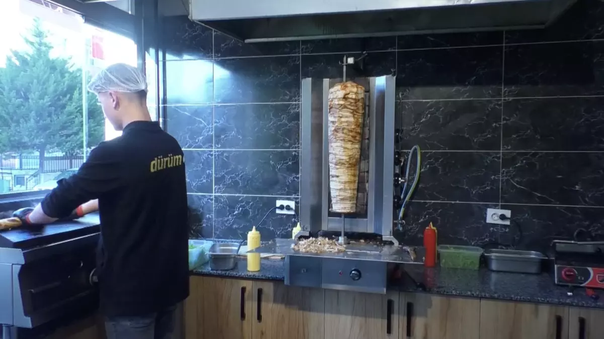 Ruhsat yok, iş yeri yok: Evlerinde döner yapıp satıyorlar