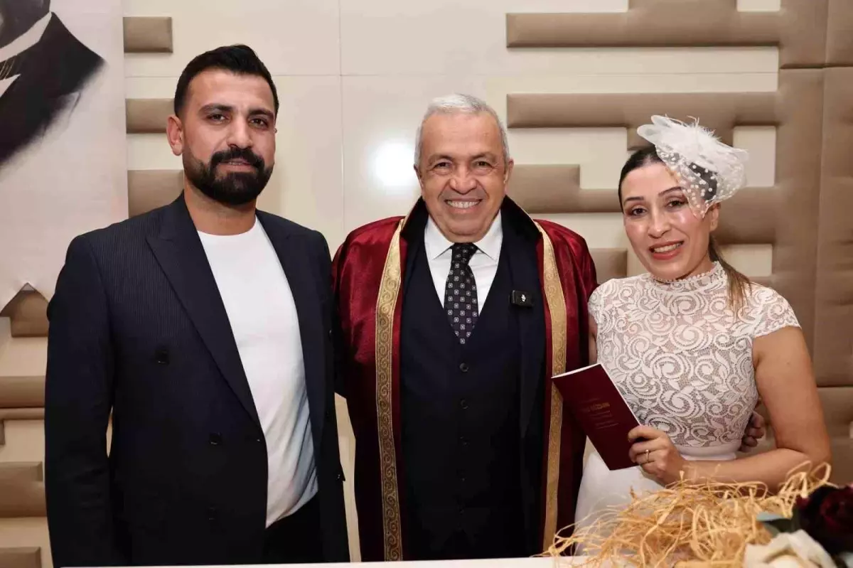 Sevgililer Günü\'nde Nikah Kılan Çiftlere Başkan Özdemir\'den Özel Jest