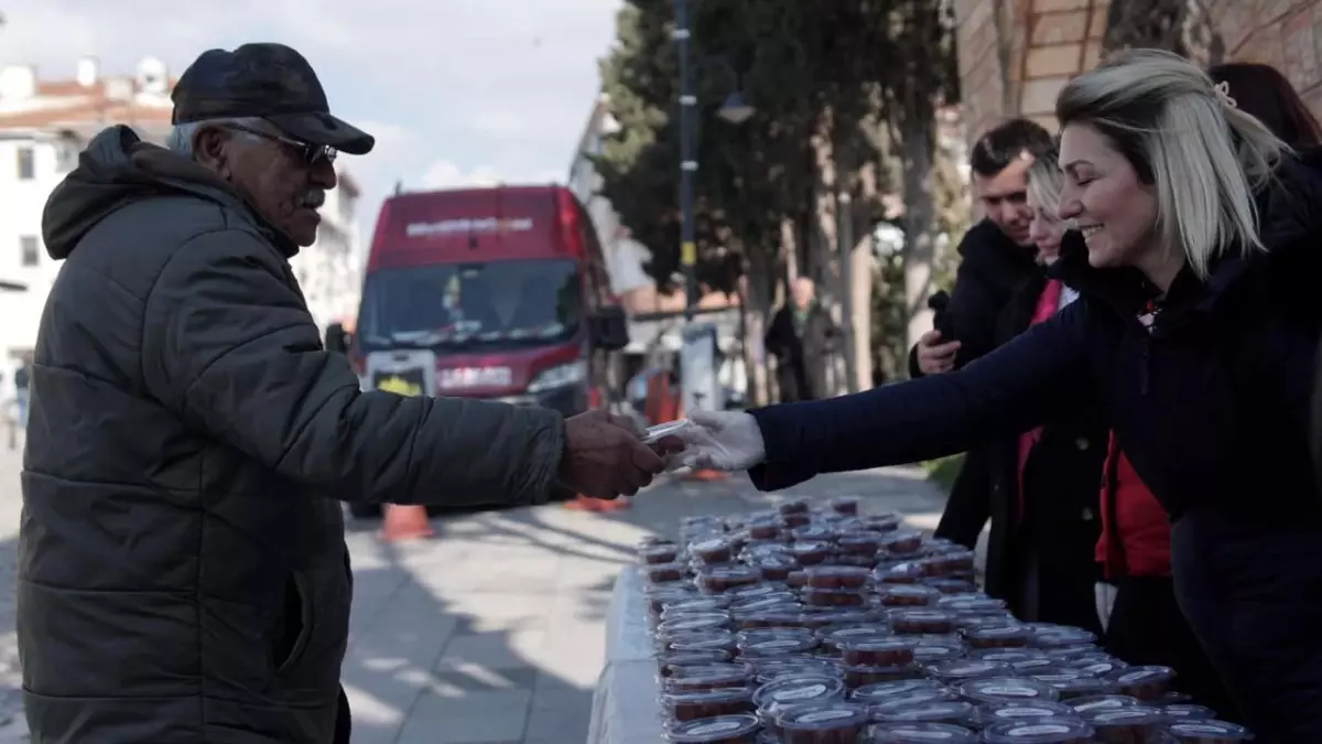 Silivri Belediyesi\'nden Berat Kandili\'nde Lokma İkramı