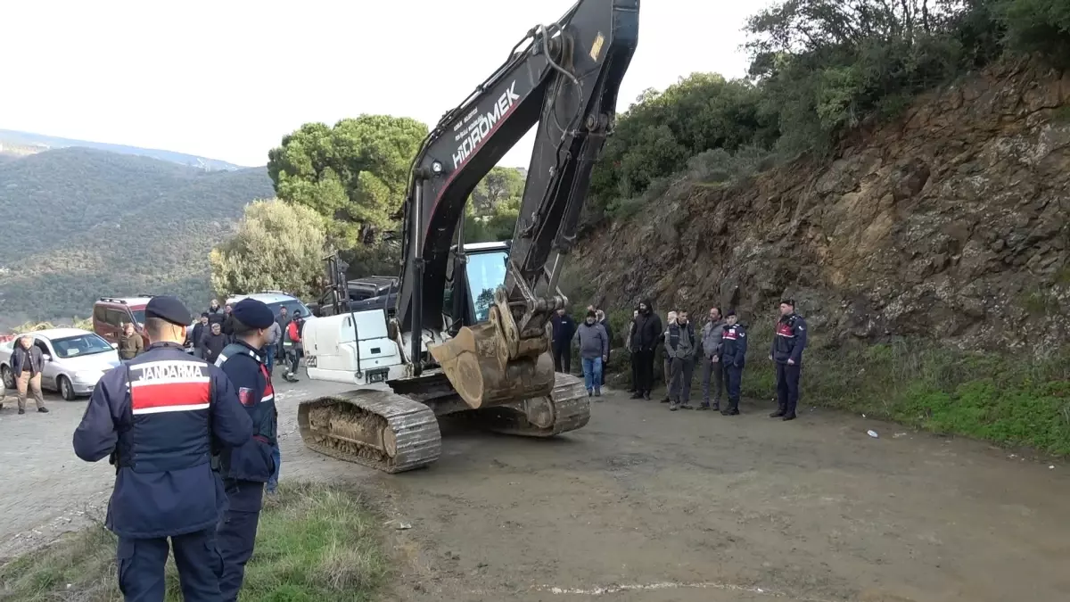 Gemlik\'te Kaçak Konteyner Yıkımı Hava Muhalefetine Takıldı