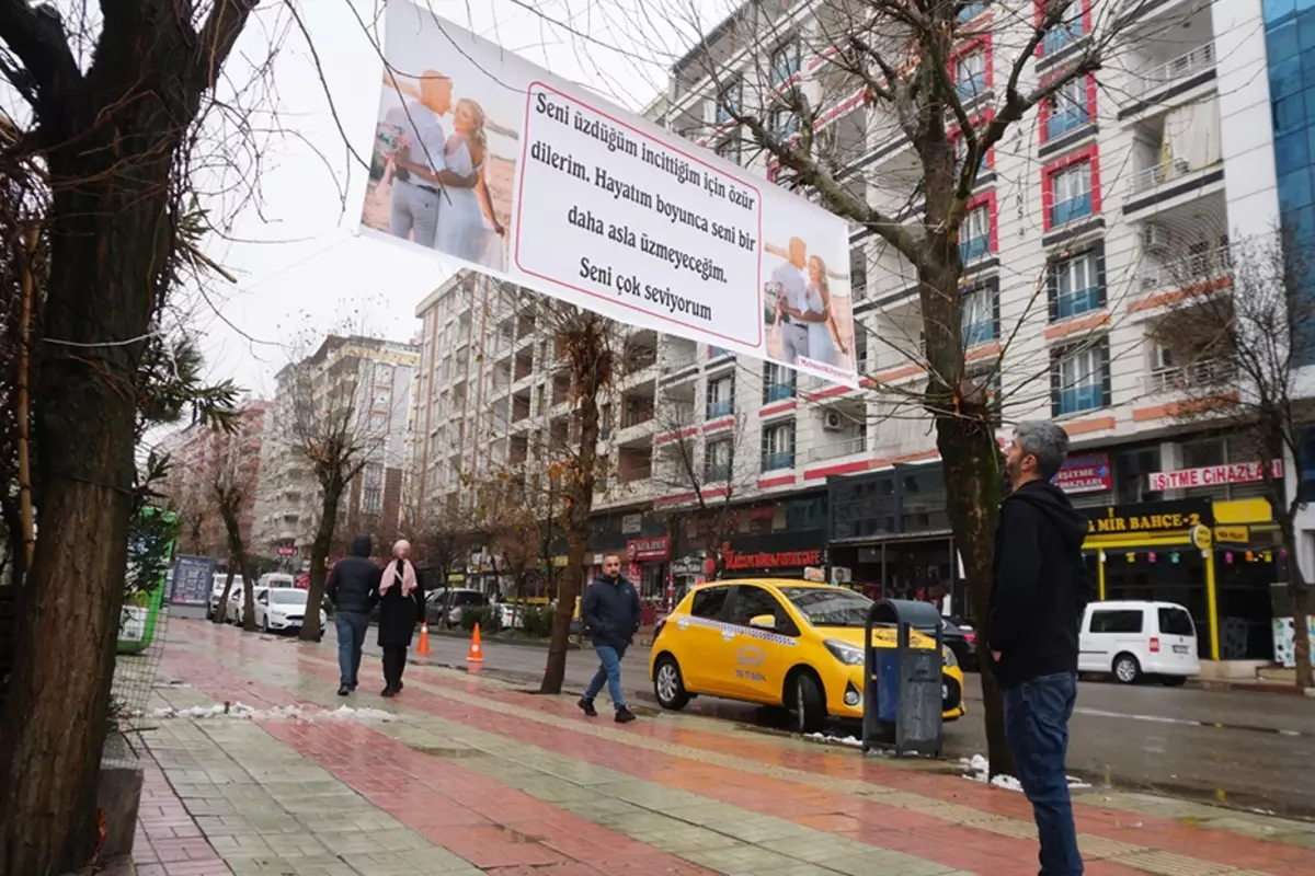 Tartıştığı eşinden af dilemek için şehrin ortasına pankart astı