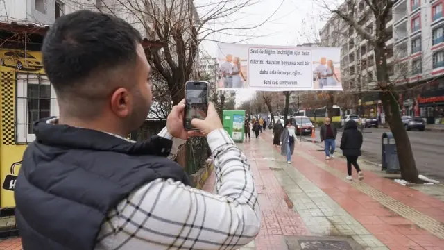 Tartıştığı eşinden af dilemek için şehrin ortasına pankart astı