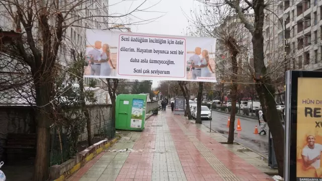 Tartıştığı eşinden af dilemek için şehrin ortasına pankart astı