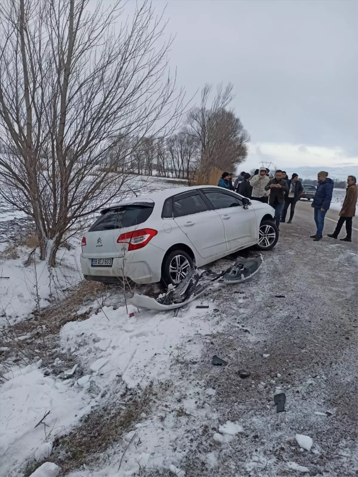 Tokat’ta Otomobil Ağaca Çarptı