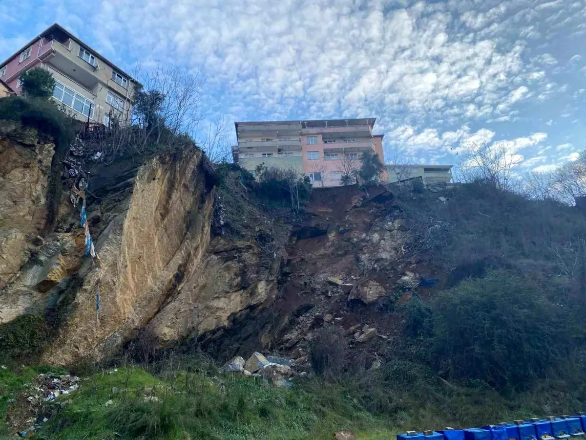 Üsküdar\'da Toprak Kayması: İki Bina Tahliye Edildi