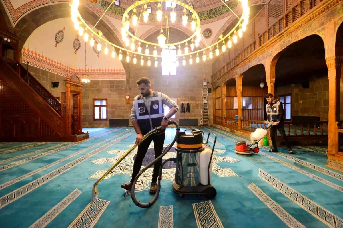 Yakutiye Belediyesi Ramazan Öncesi Cami Temizliği Yapıyor