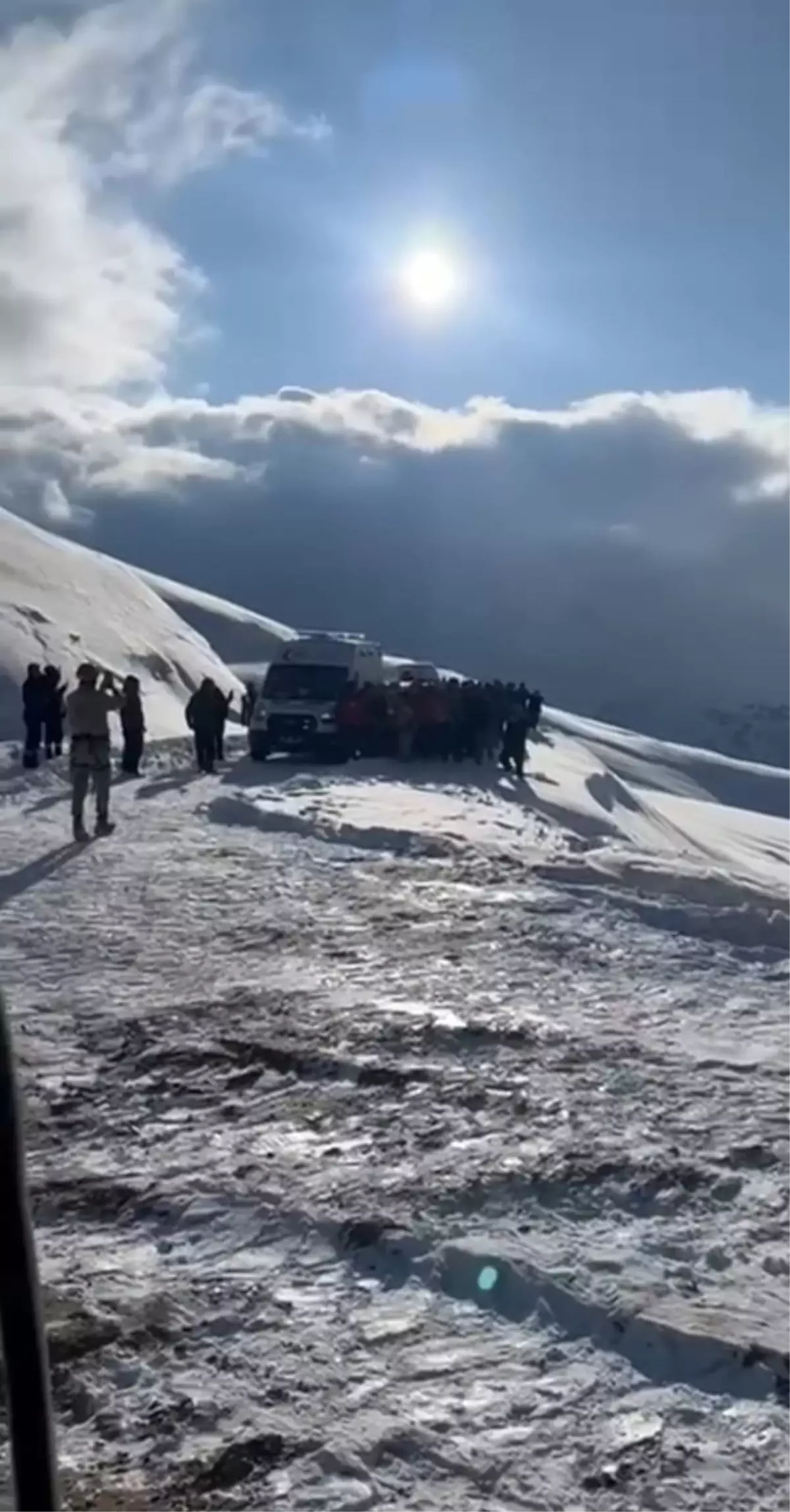 Kar Küreme İş Makinesi Şarampole Yuvarlandı, Operatör Helikopterle Hastaneye Ulaştırıldı