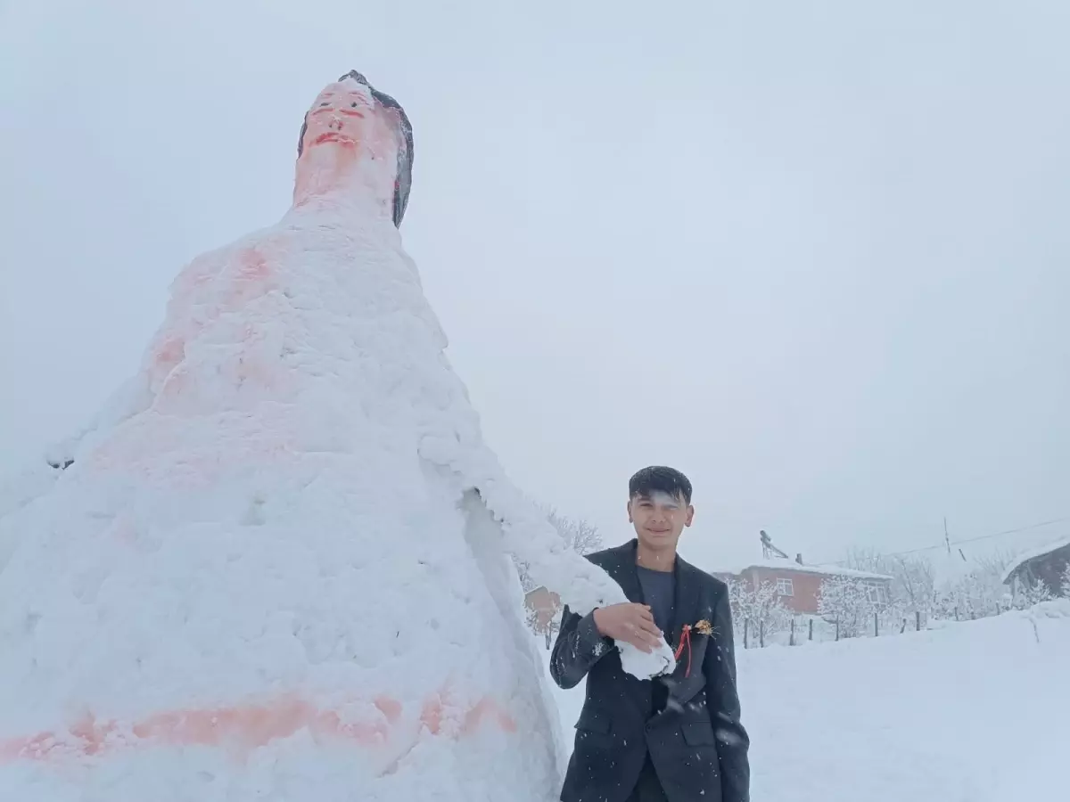 Akkuş\'ta Kardan Gelin Yapıldı: Nişan için Şaka Amaçlı