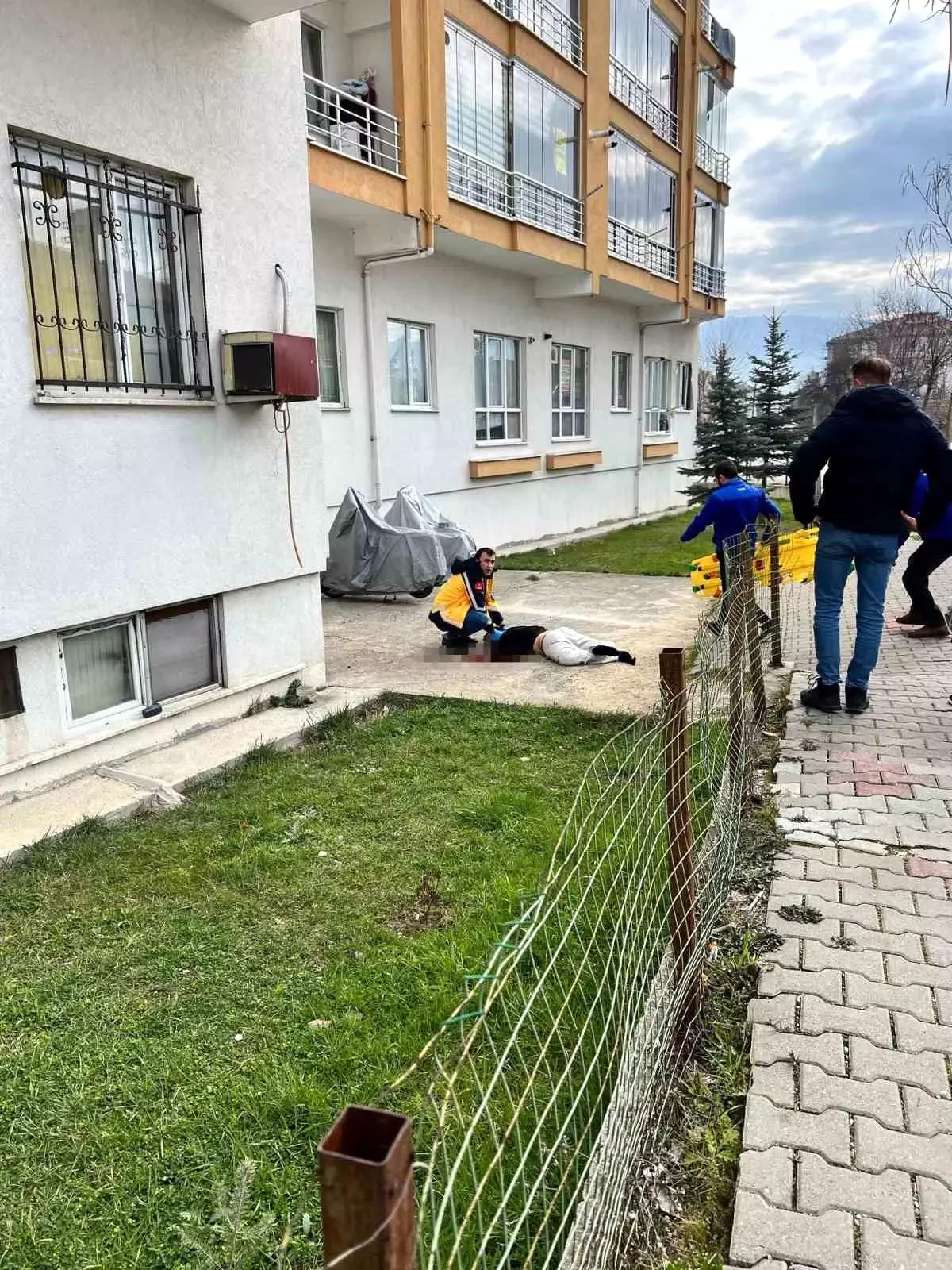 Bolu\'da Balkon Düşmesi: 26 Yaşındaki Genç Ağır Yaralı