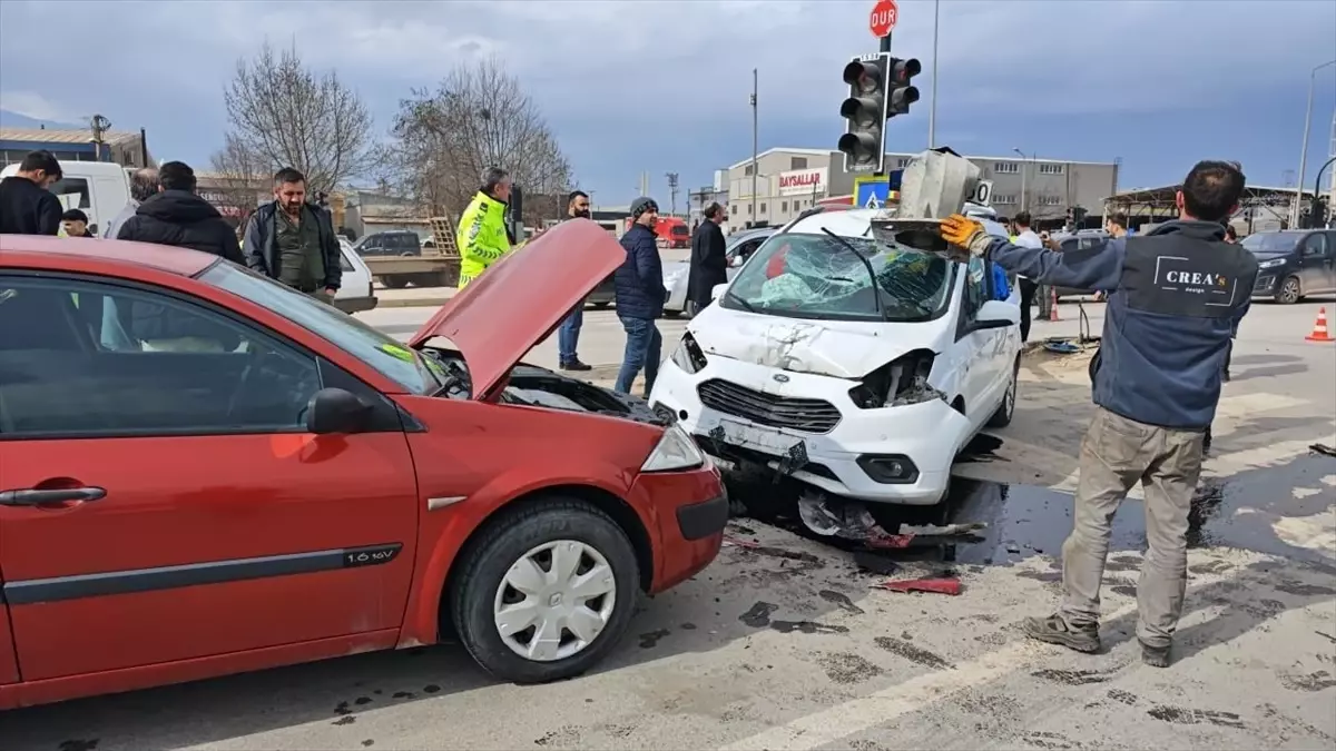 İnegöl\'de Trafik Kazası: 1 Yaralı