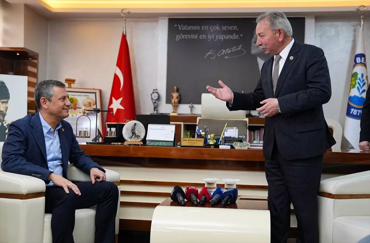 CHP lideri Özel: Türkiye\'nin siyasi tarihinin en gülümseten fotoğrafını çektirdik