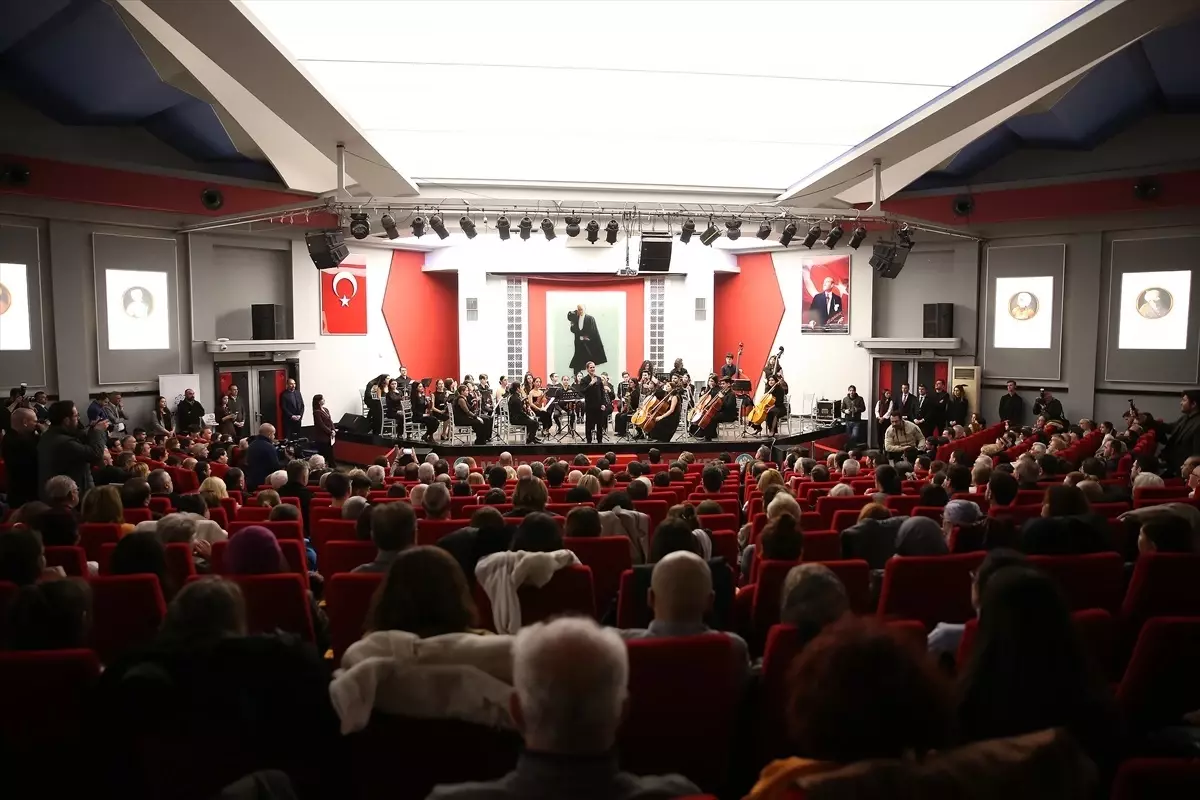 Özgür Özel Manisa\'da Senfoni Konserini İzledi