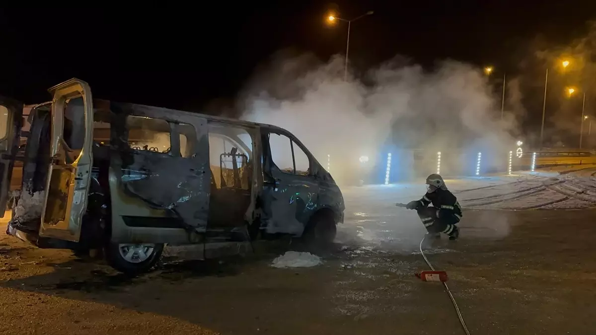 Çorum\'da Minibüs Alev Aldı