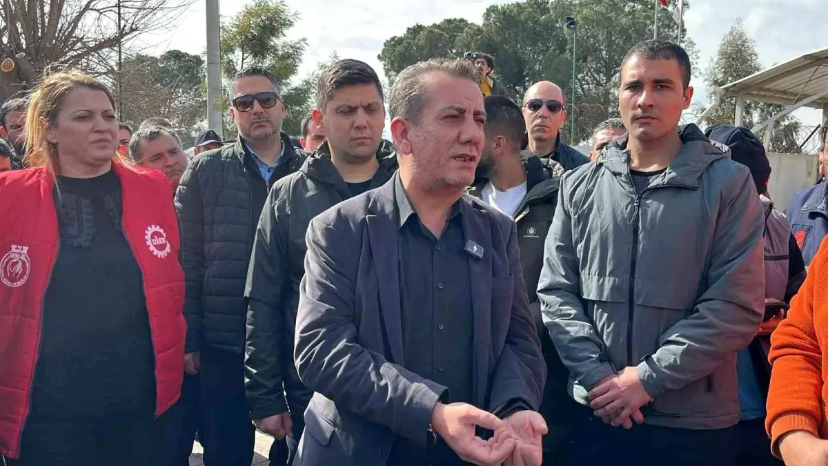 Efeler\'deki maaş krizi ile ilgili Başkan Yetişkin işçilerle görüştü
