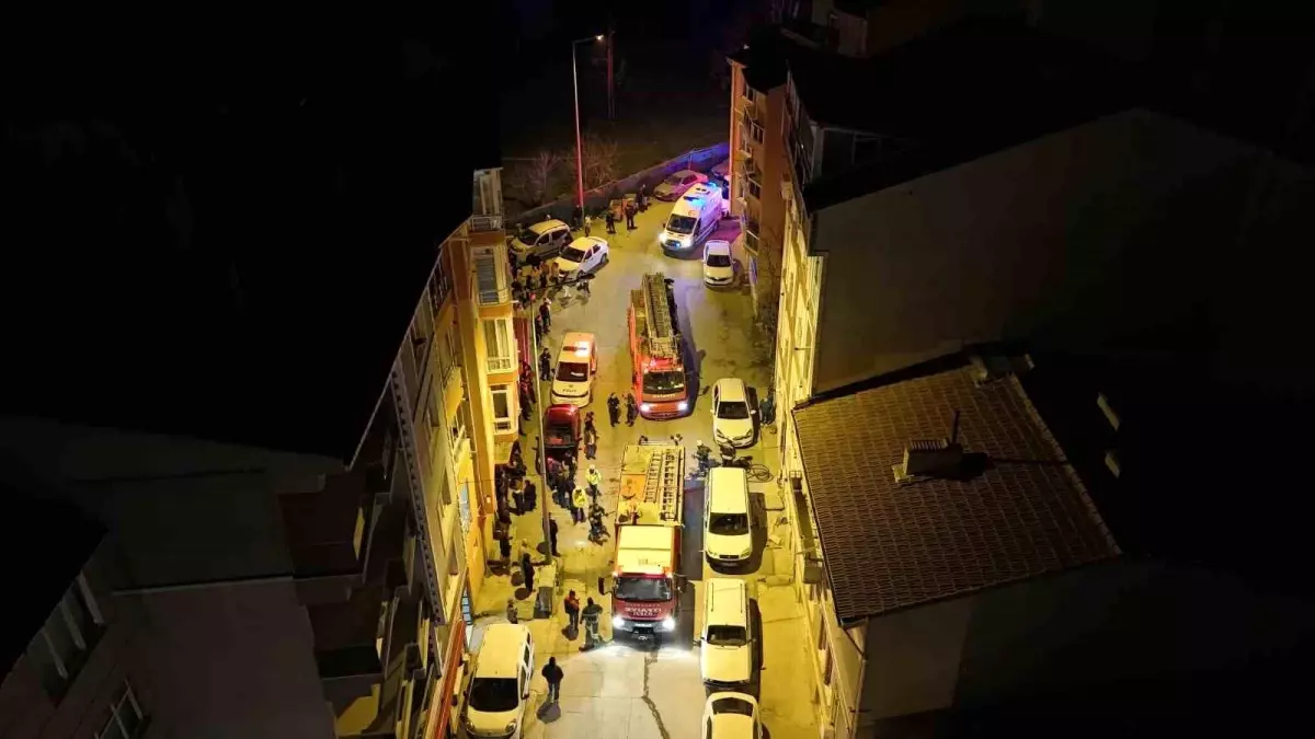 Edirne\'de Genç Yangın Çıkardı, İki Kişi Dumandan Etkilendi