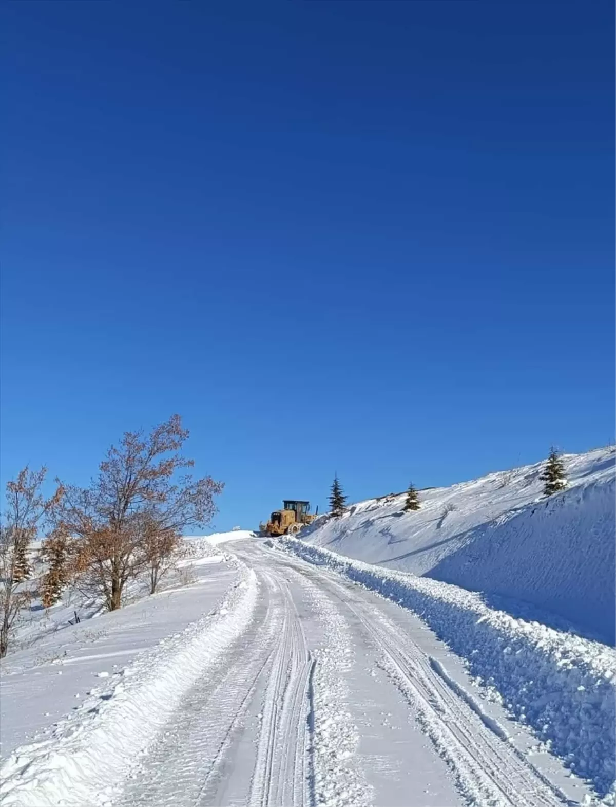 Kar nedeniyle yollar kapandı