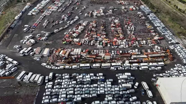 İstanbul'da Borçtan İcralık Araç Mezarlığı: Yıllardır Terk Edilen Binlerce Araç