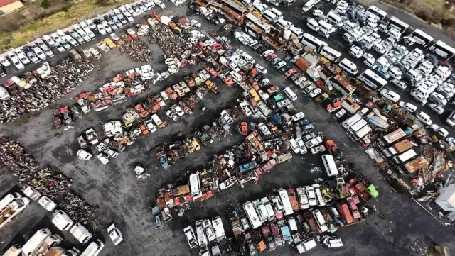 İstanbul'da Borçtan İcralık Araç Mezarlığı: Yıllardır Terk Edilen Binlerce Araç