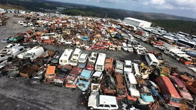 İstanbul'da Borçtan İcralık Araç Mezarlığı: Yıllardır Terk Edilen Binlerce Araç