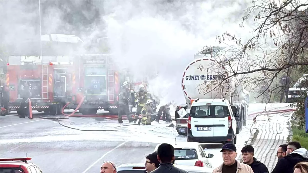 İzmir\'de Park Halindeki Tanker Yangını Kontrol Altına Alındı