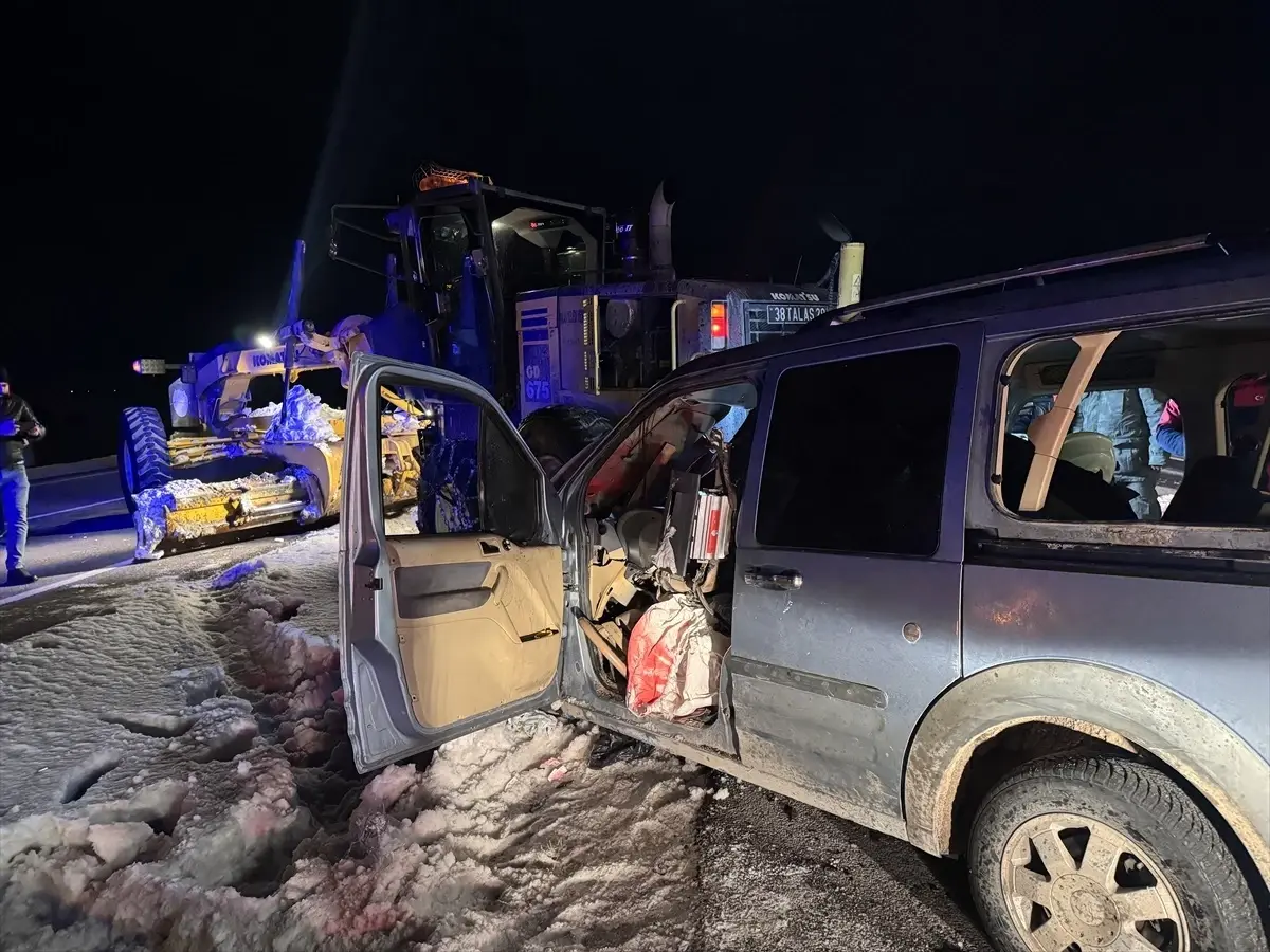 Kayseri\'de Trafik Kazası: İki Kişi Ağır Yaralandı