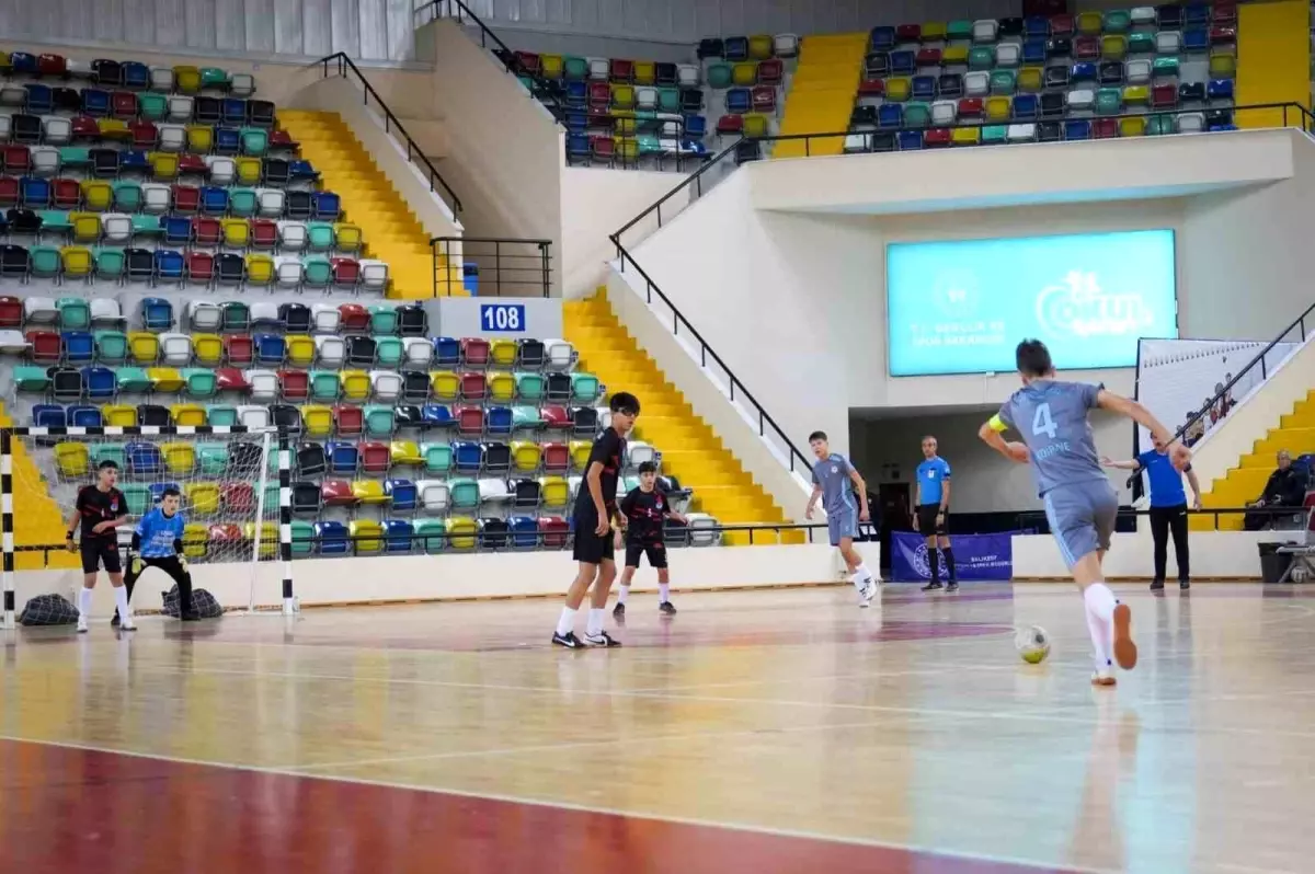 Balıkesir\'de Okul Sporları Futsal Turnuvası Başladı