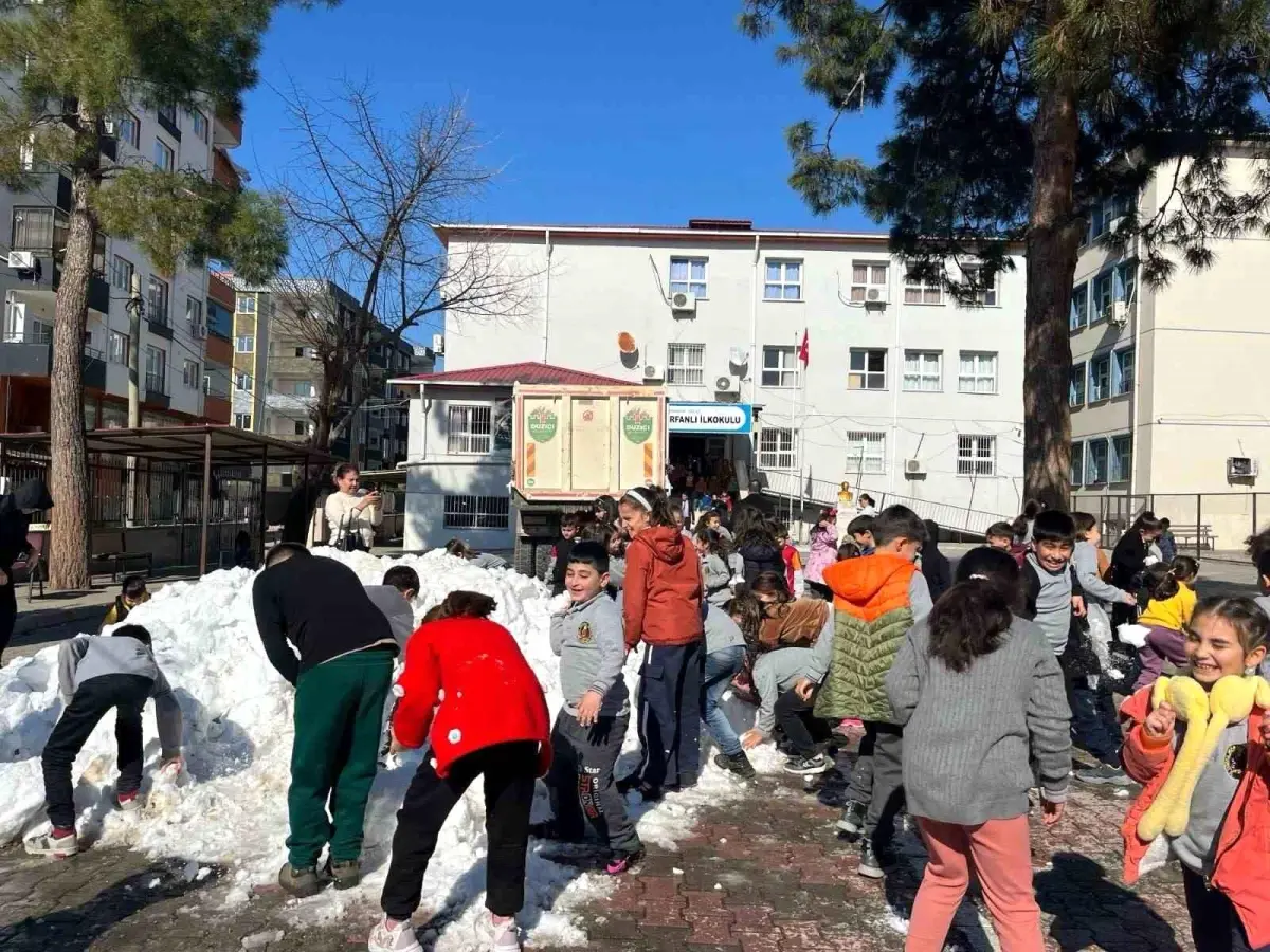 Osmaniye Belediye Başkanı, Anaokulu Öğrencilerine Kar Getirdi