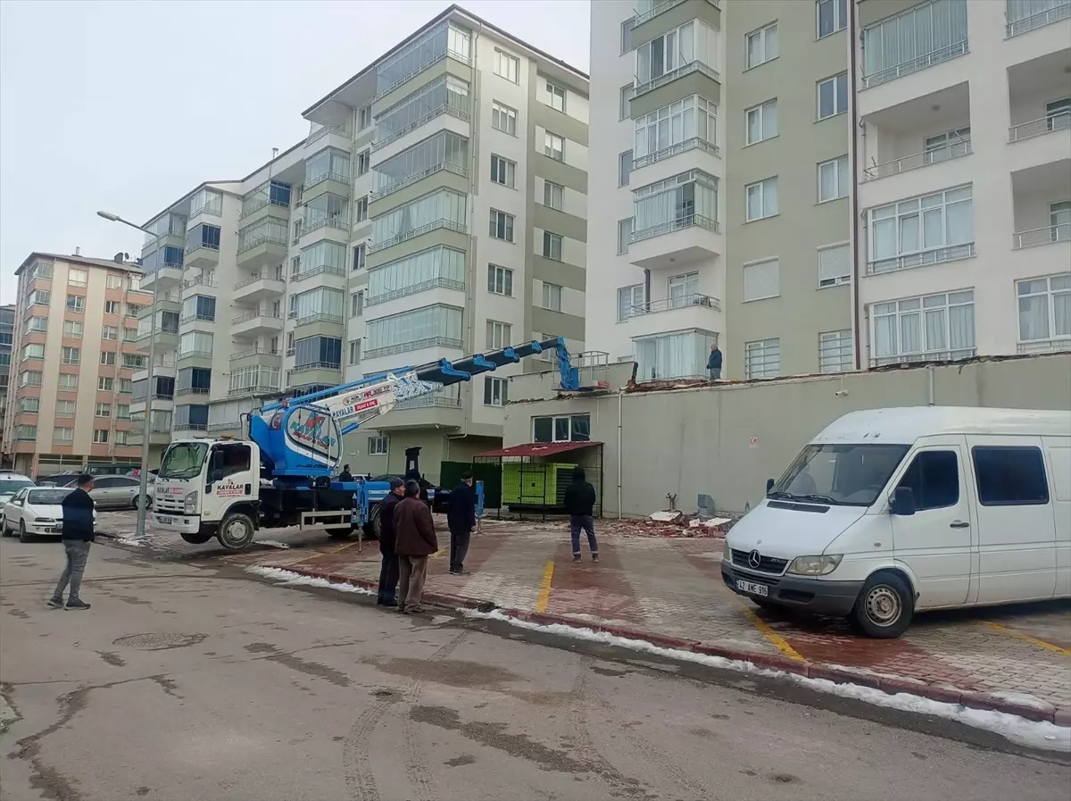 Seydişehir\'de Apartman Duvarı Yıkıldı