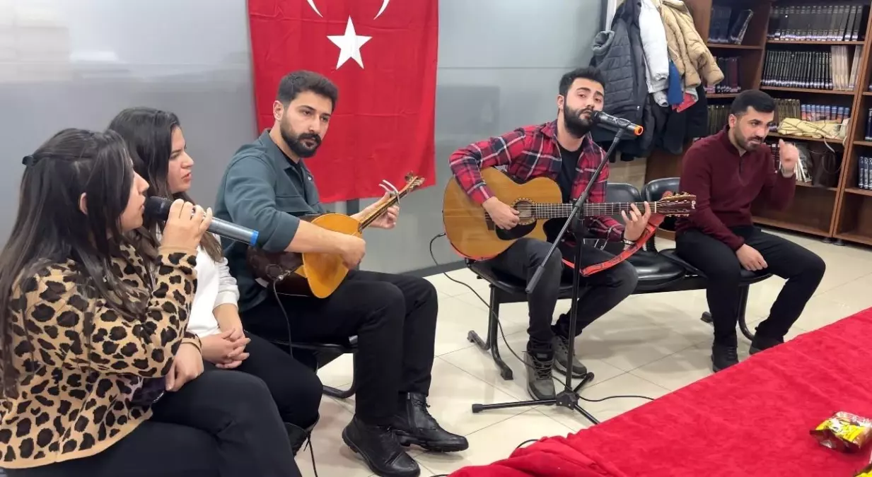 Yüksekova Kütüphanesi\'nde Müzik ve Halay Etkinliği