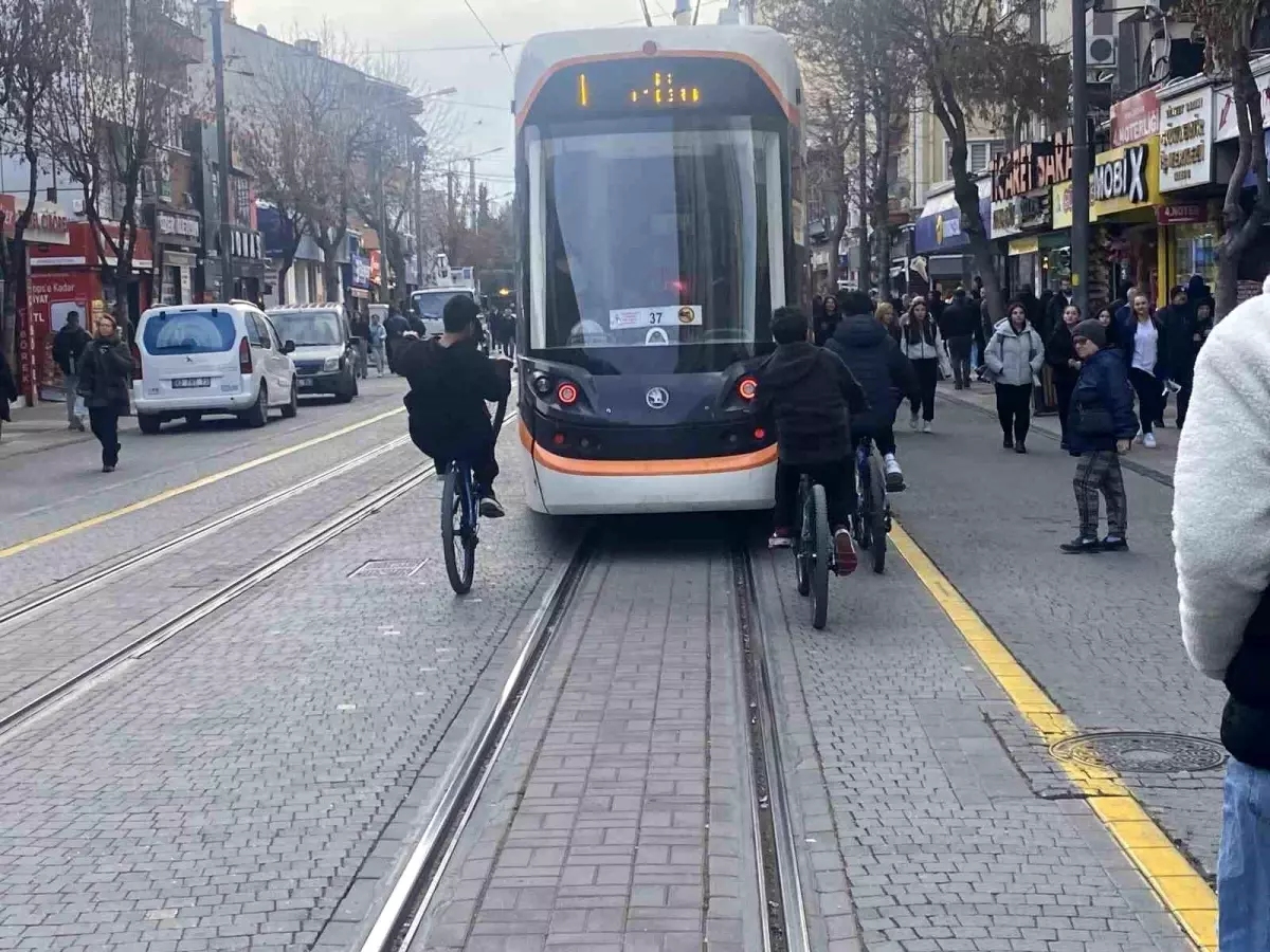 Eskişehir\'de Çocuklardan Tehlikeli Tramvay İnanılmazı