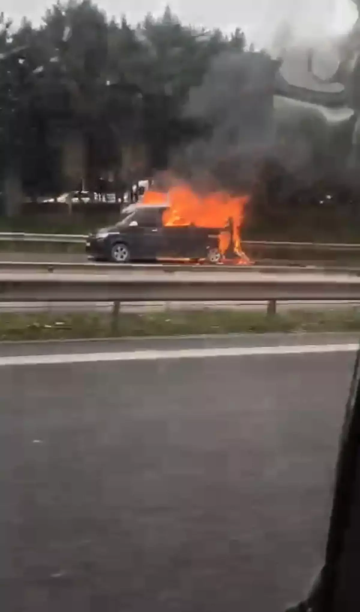 Üsküdar TEM Yolu\'nda Araç Yangını