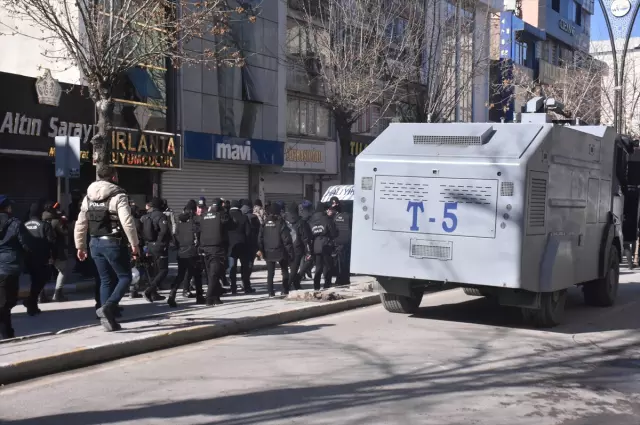 Van'da izinsiz yürüyüşe polis müdahalesi: 172 gözaltı