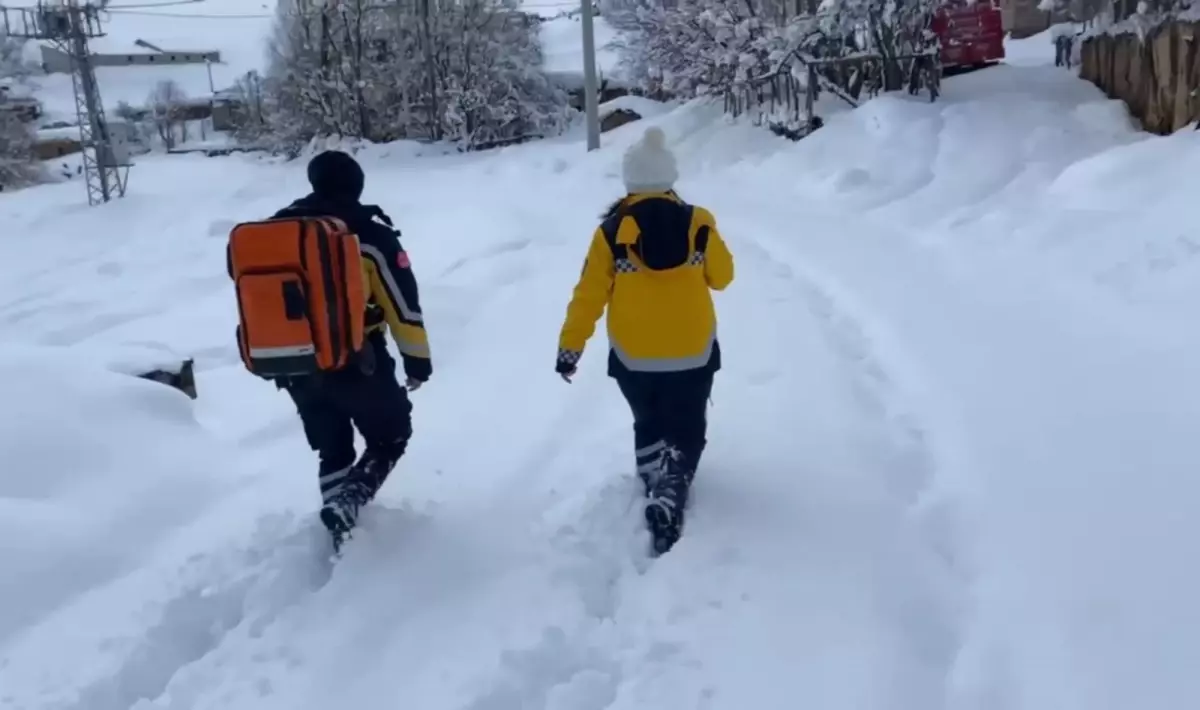 Kardan Kapanan Yolda Paletli Ambulansla Bebeğe Müdahale