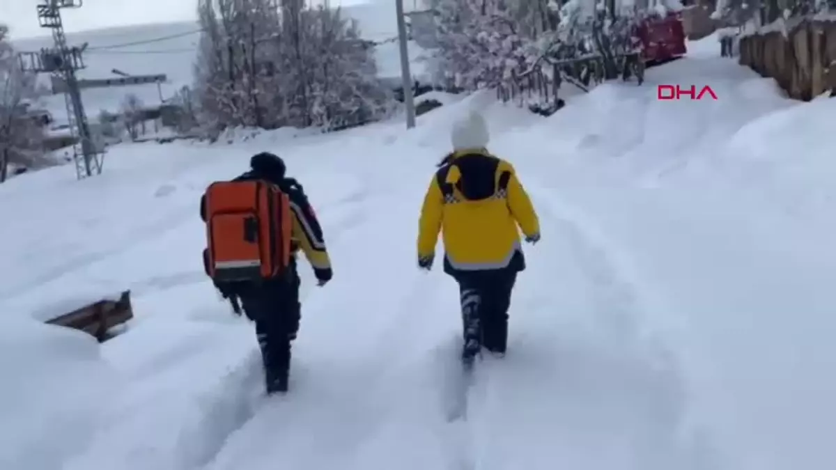 Kardan Kapanan Yolda Paletli Ambulansla Bebeğe Müdahale