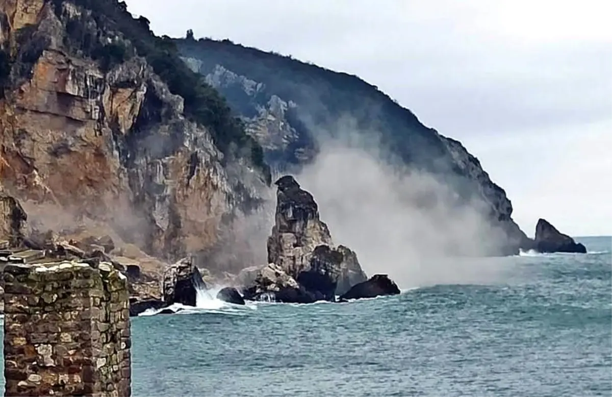 Amasra\'da Heyelan: Kaya Parçaları Denize Düştü