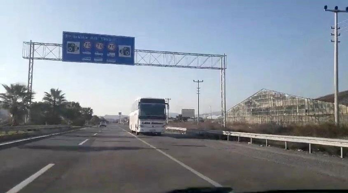 Ters Yolda Giden Otobüs Trafiği Tehdit Etti