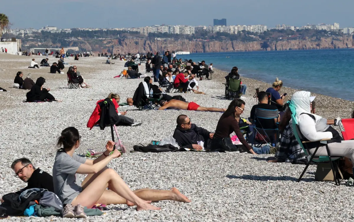 Antalya\'da Güneşli Havada Konyaaltı Sahili\'nde Yoğunluk