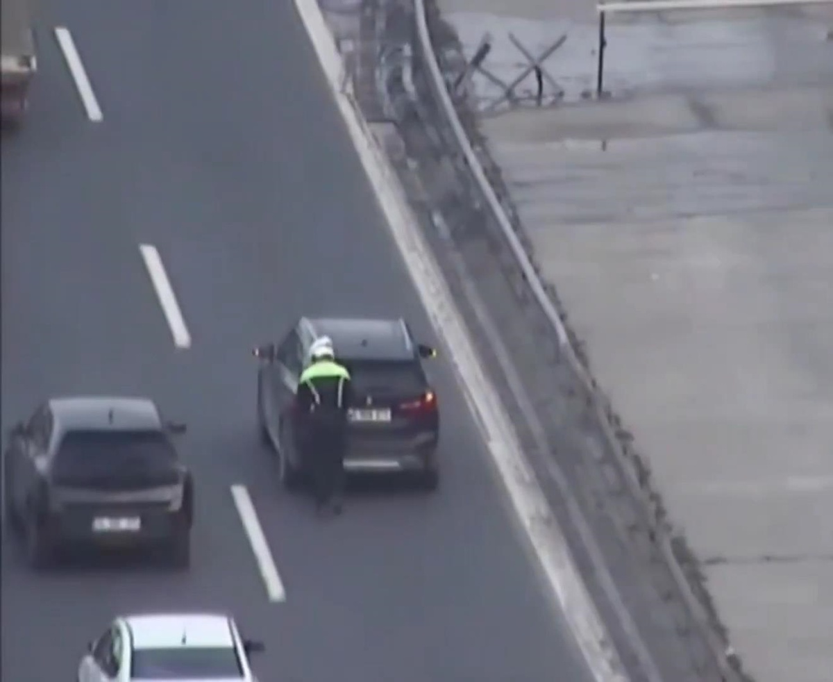 Trafik Polisi Arızalanan Aracı Köprüden İtti